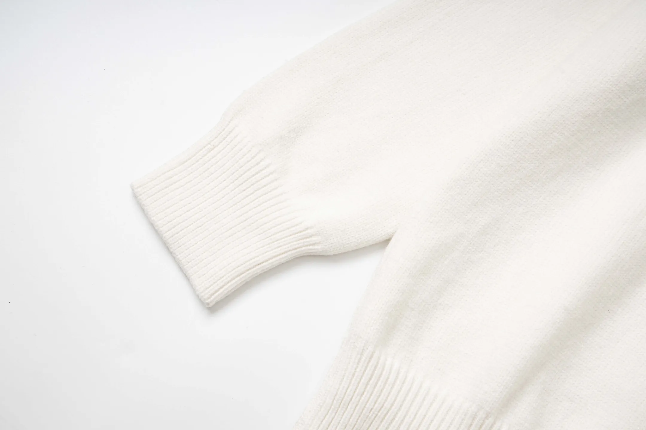 P210 Style number: Y197 Ralph Lauren men's crew neck sweater men's hemp flower original collar sweater. The version is really good-looking. It can be worn alone or as a jacket to be worn inside or outside. The upper body shows personal fashion charm. Four colors are available. The same style for men and women. A must-see item for new summer products. Tag, hanging grain, washed, packaging bag, full set of accessories. Very good appearance. Super exquisite workmanship. Size: S-XL